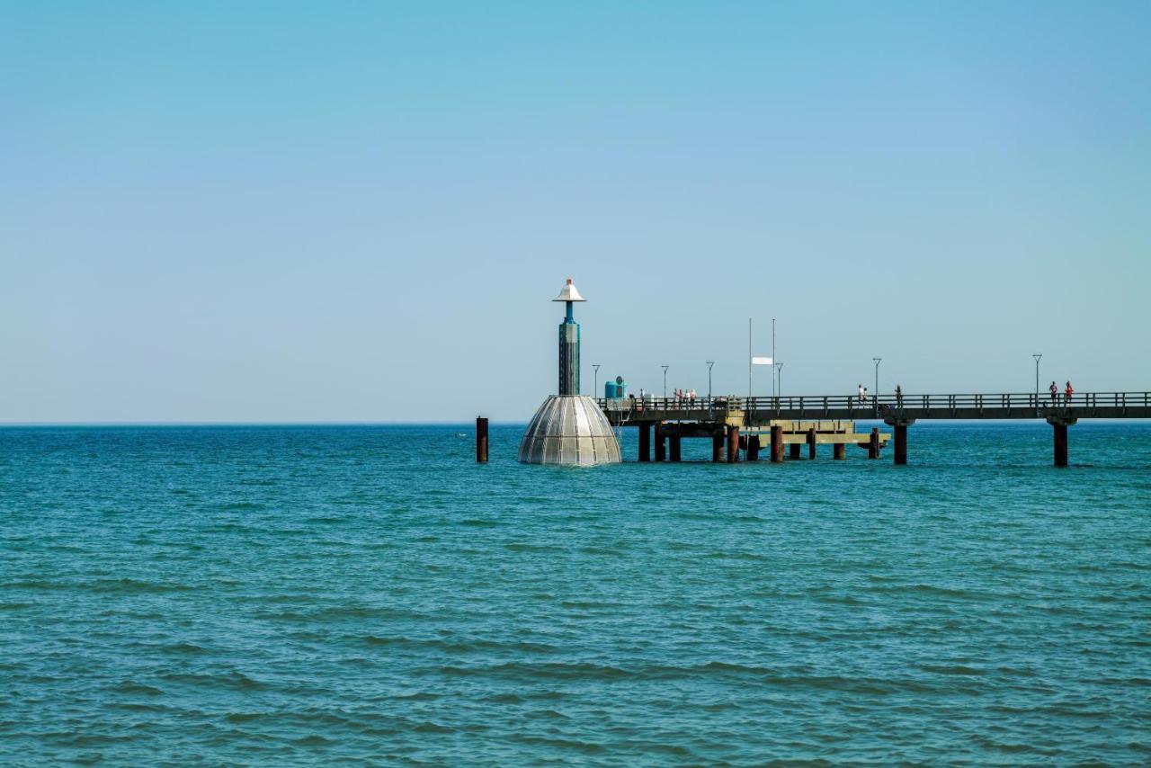 Ferienwohnungen Meerfarbig Zingst - Haustierfrei -Terrasse Mit Strandkorb Oder Balkon - E-Ladesaeule - Parkplatz - Wlan - Fahrradschuppen - Waschtrockner - Ruhig Und Zentral - Nichtraucher Dış mekan fotoğraf