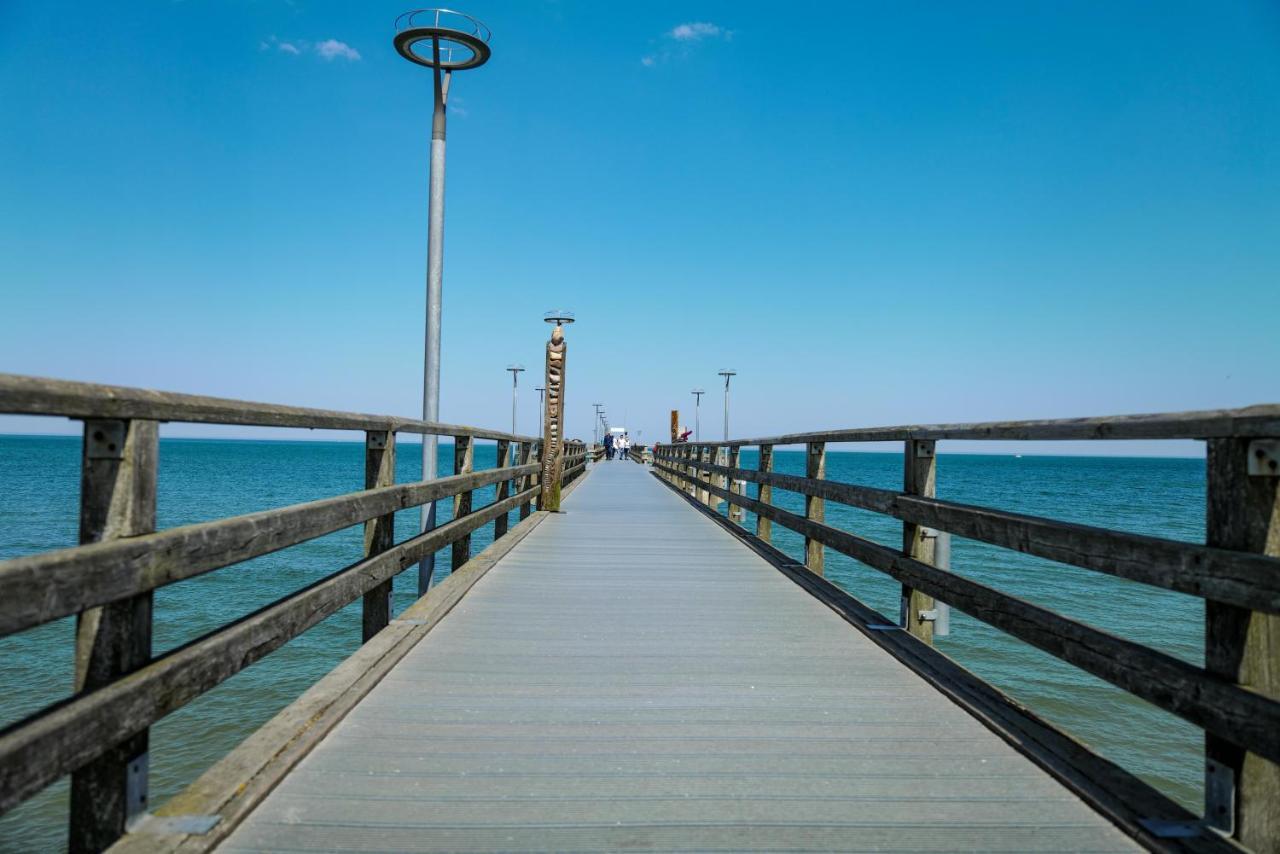 Ferienwohnungen Meerfarbig Zingst - Haustierfrei -Terrasse Mit Strandkorb Oder Balkon - E-Ladesaeule - Parkplatz - Wlan - Fahrradschuppen - Waschtrockner - Ruhig Und Zentral - Nichtraucher Dış mekan fotoğraf
