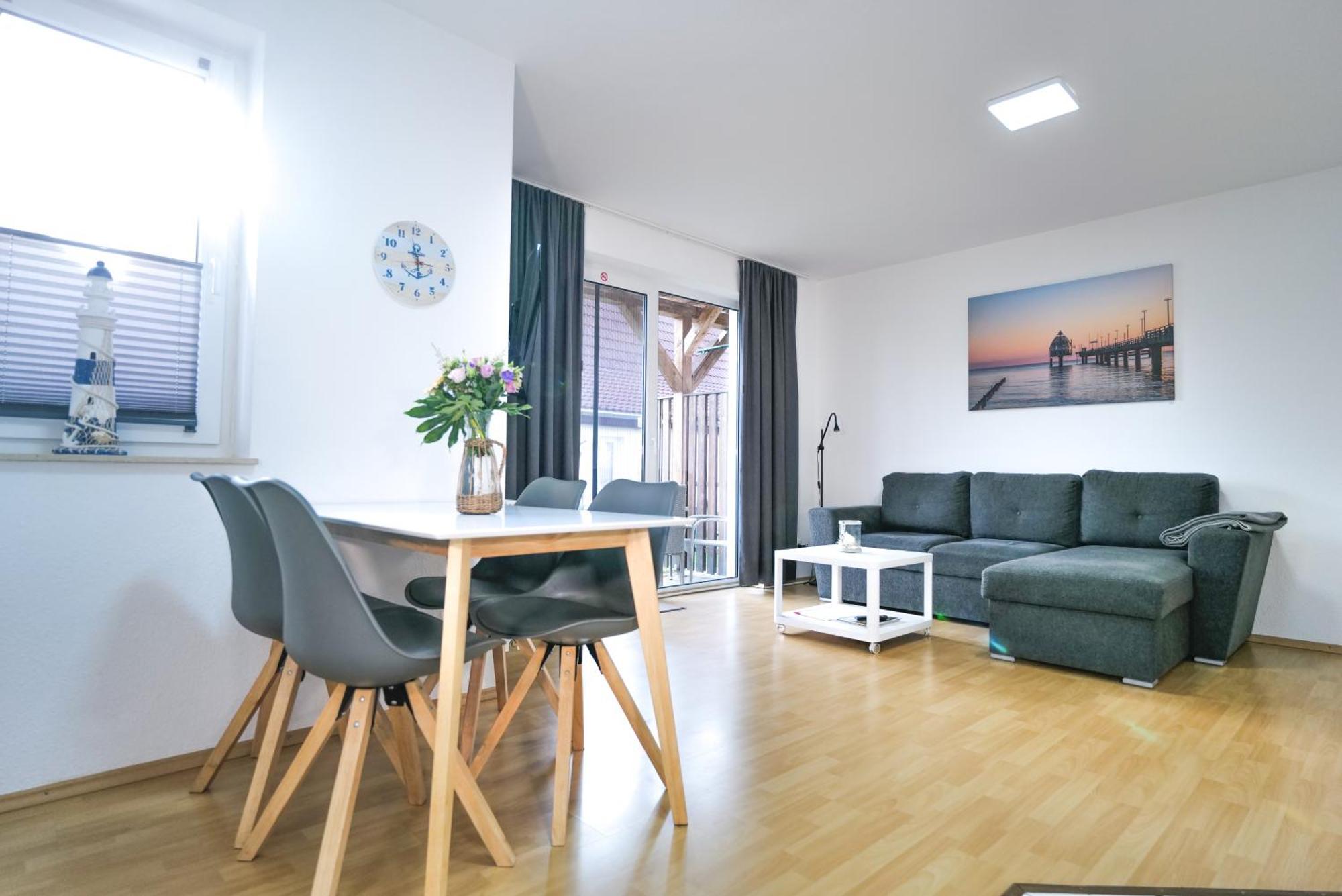 Ferienwohnungen Meerfarbig Zingst - Haustierfrei -Terrasse Mit Strandkorb Oder Balkon - E-Ladesaeule - Parkplatz - Wlan - Fahrradschuppen - Waschtrockner - Ruhig Und Zentral - Nichtraucher Dış mekan fotoğraf