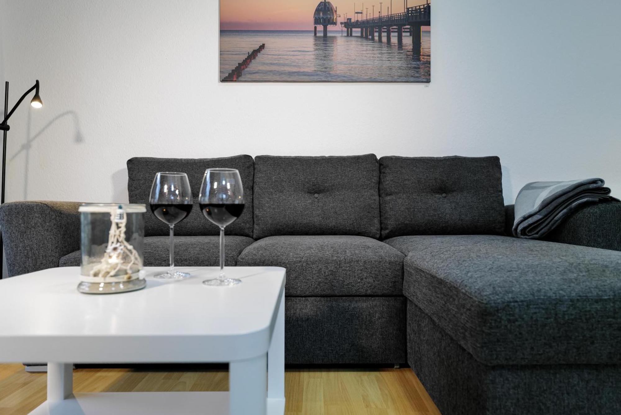 Ferienwohnungen Meerfarbig Zingst - Haustierfrei -Terrasse Mit Strandkorb Oder Balkon - E-Ladesaeule - Parkplatz - Wlan - Fahrradschuppen - Waschtrockner - Ruhig Und Zentral - Nichtraucher Dış mekan fotoğraf